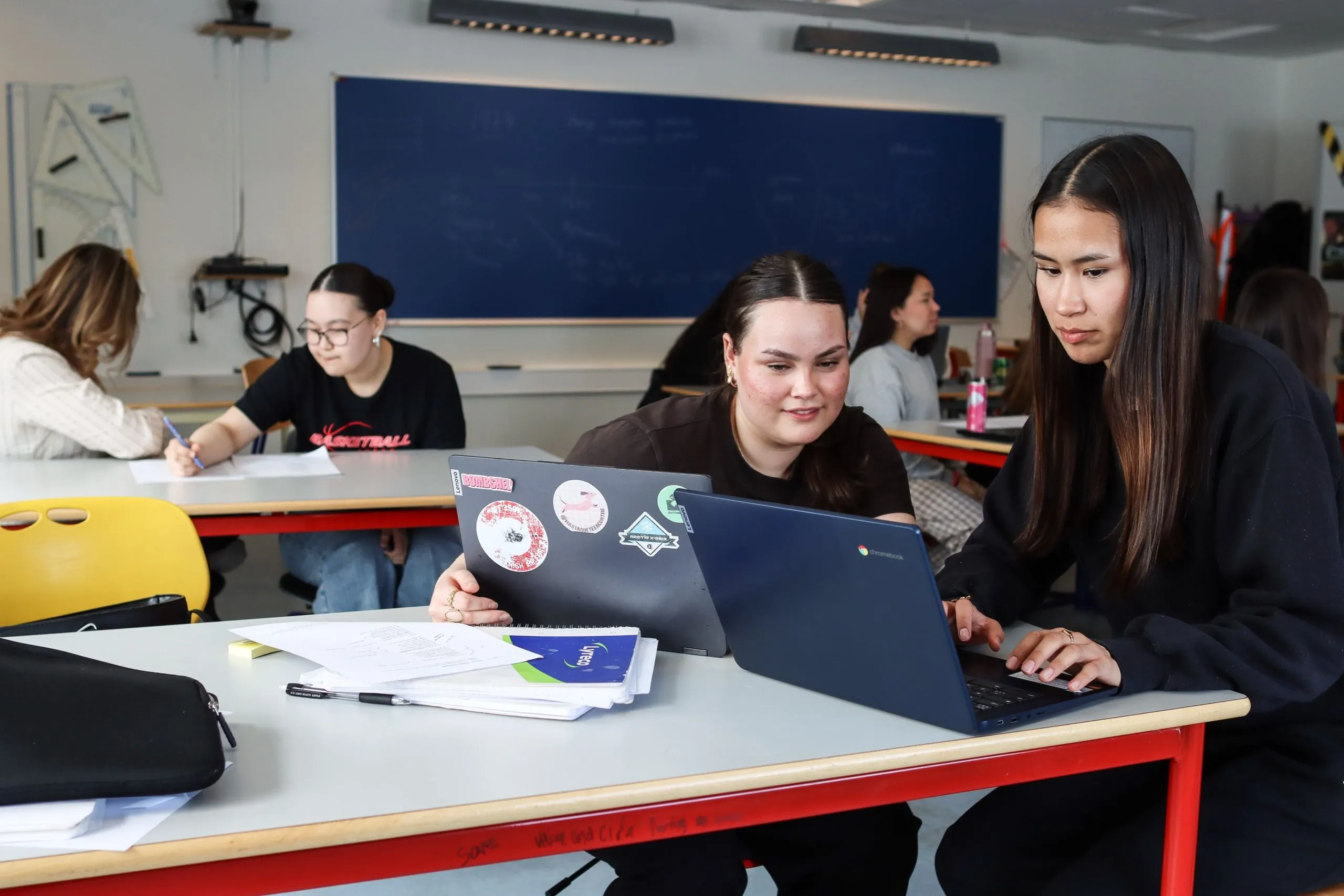 Elever samarbejder ved computere i en aktiv GUX-klasse.